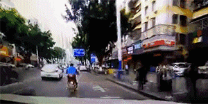 青岛私家车狂追百米撞飞电单车-如何控制自己的情绪.gif