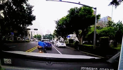 青岛私家车狂追百米撞飞电单车-如何控制自己的情绪.gif